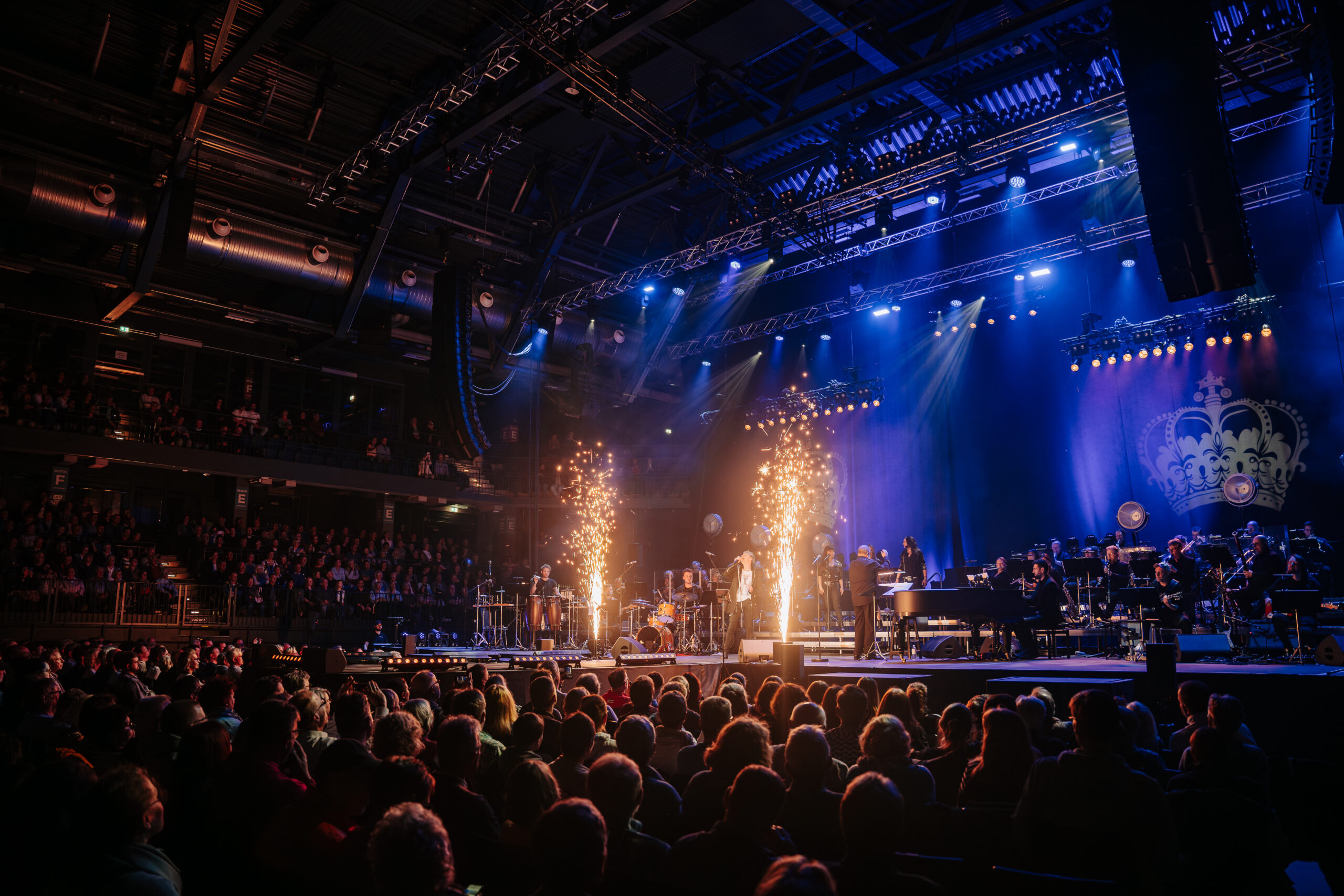 bühnentechnik mit pyrotechnik auf queen konzert protones eventtechnik