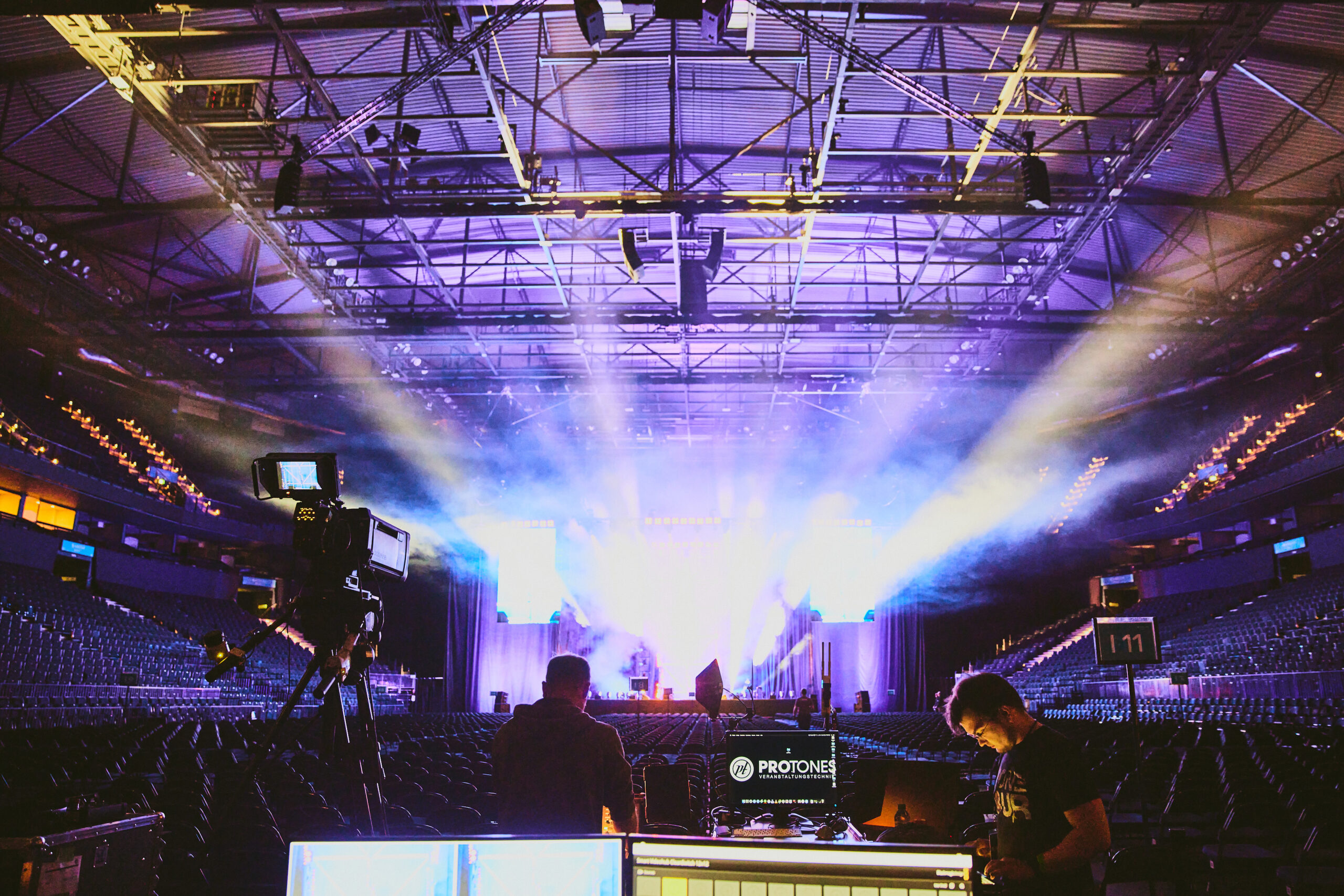 laptops und monitore sowie bühne und lichttechnik in arena protones veranstaltungstechnik für felix lobrecht all you can eat