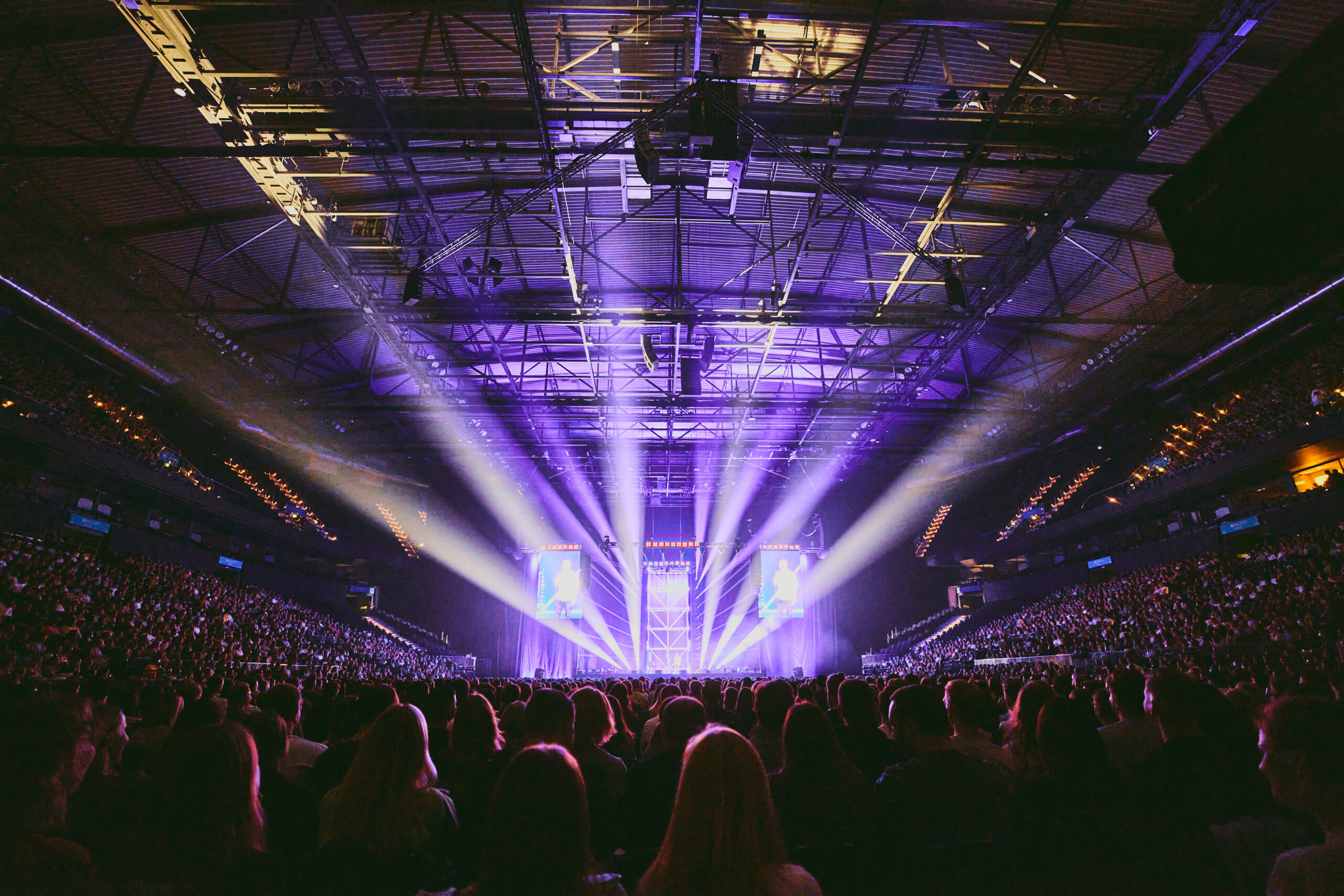 lila lichttechnik in einem stadion bei felix lobrecht stadiontour all you can eat veranstaltungstechnik von protones