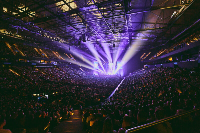 arena mit publikum und lila lichttechnik bei felix lobrecht all you can eat arenatour veranstaltungtechnik protones