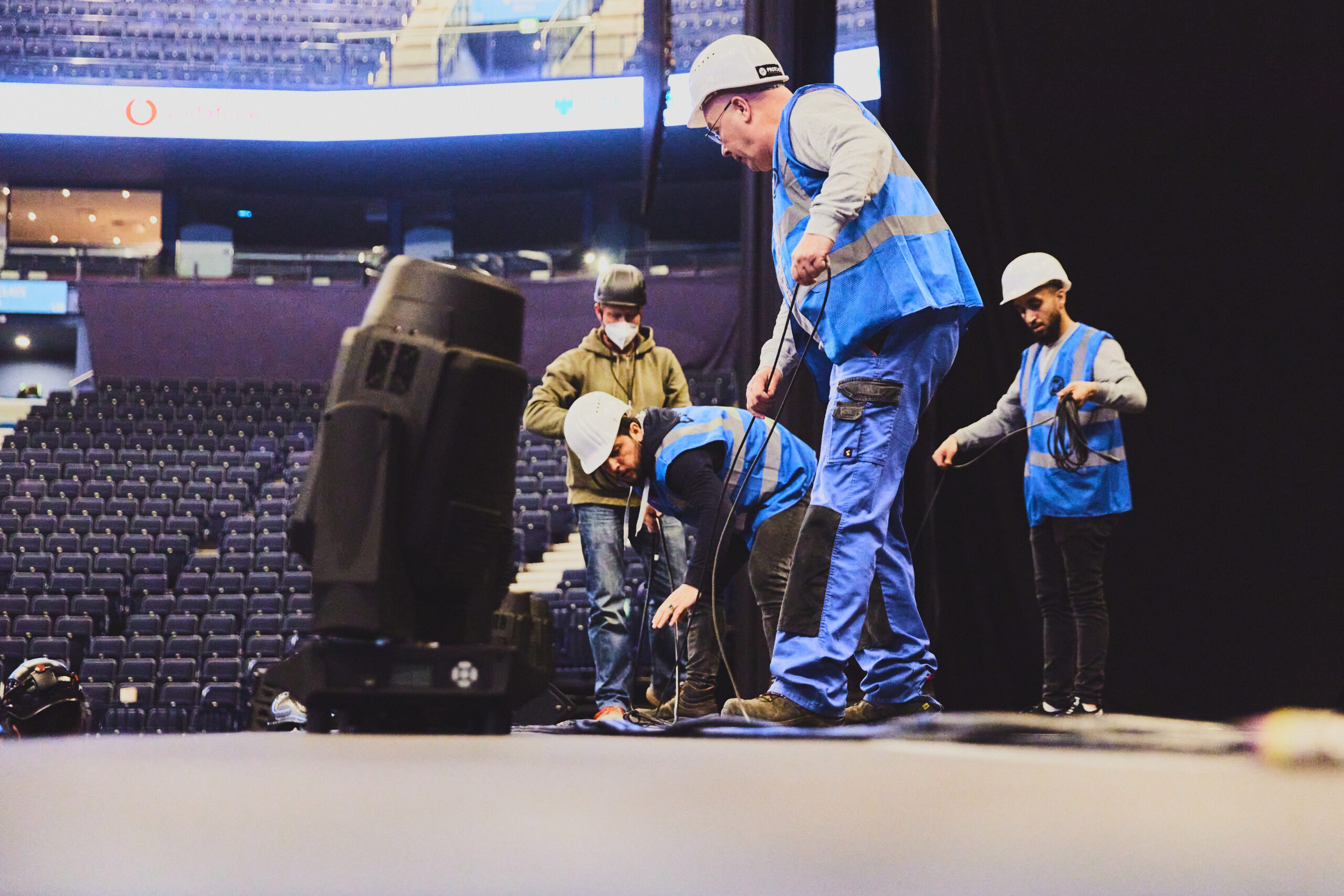 protones techniker baut bühnentechnik und lautsprecher bei felix lobrecht comedy stadiontour auf