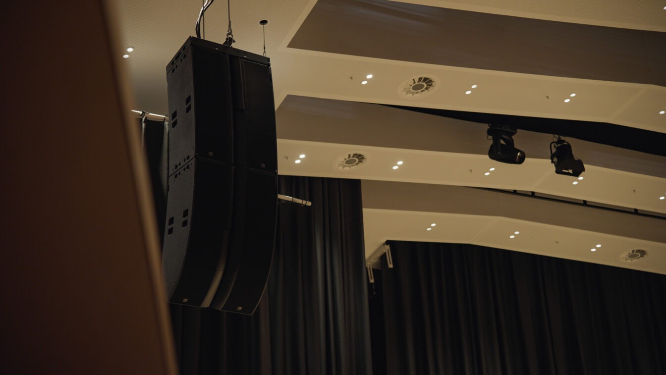 L Acoustics L2 System gehangen in CCH Saal 1