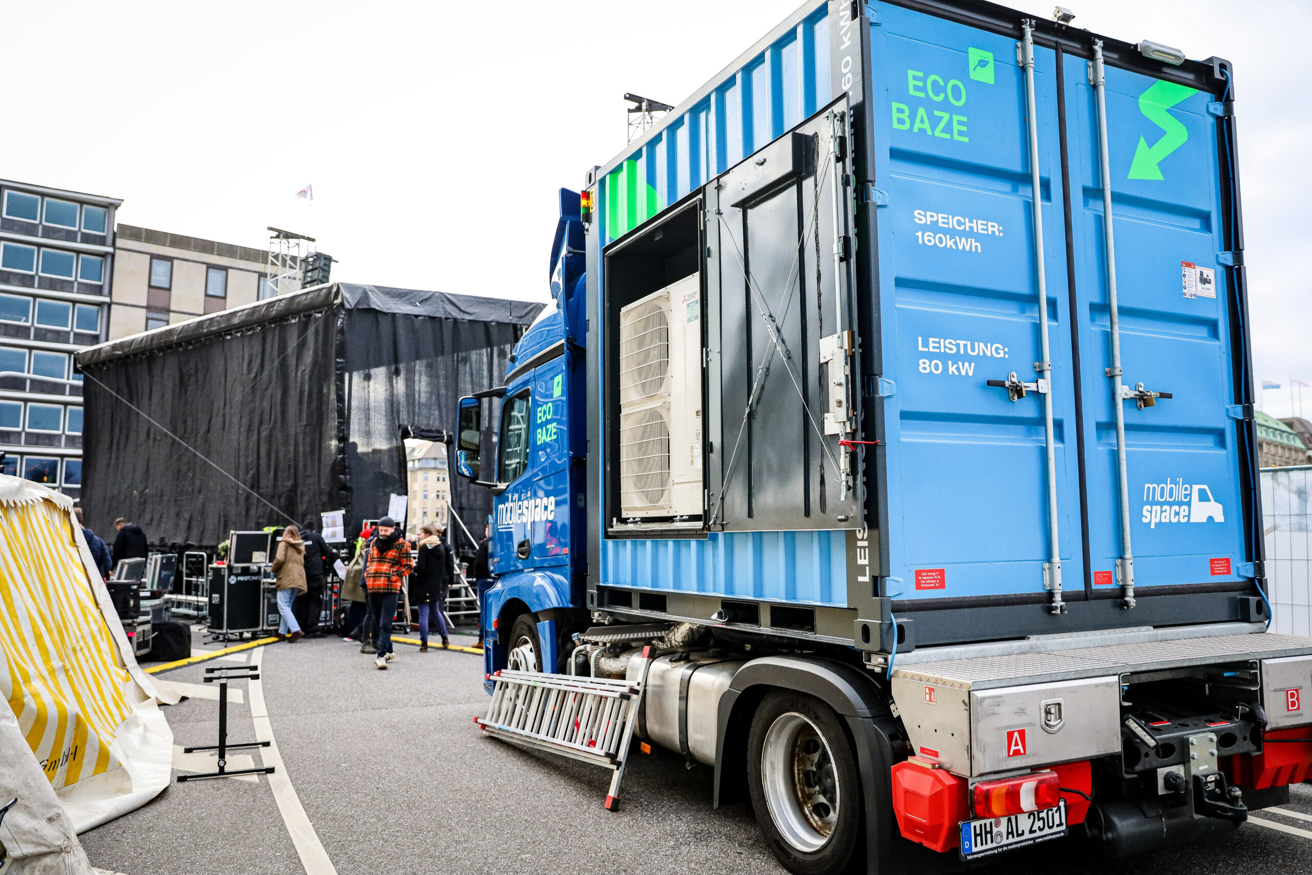 akku lkw mit anhänger für stromversorgung veranstaltungstechnik eco baze