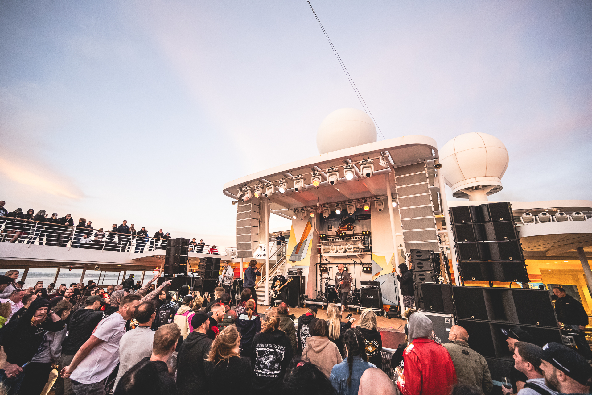 rock band auf bühne bühnentechnik von protones auf kreuzfahrtschiff für tattoo cruises mein schiff