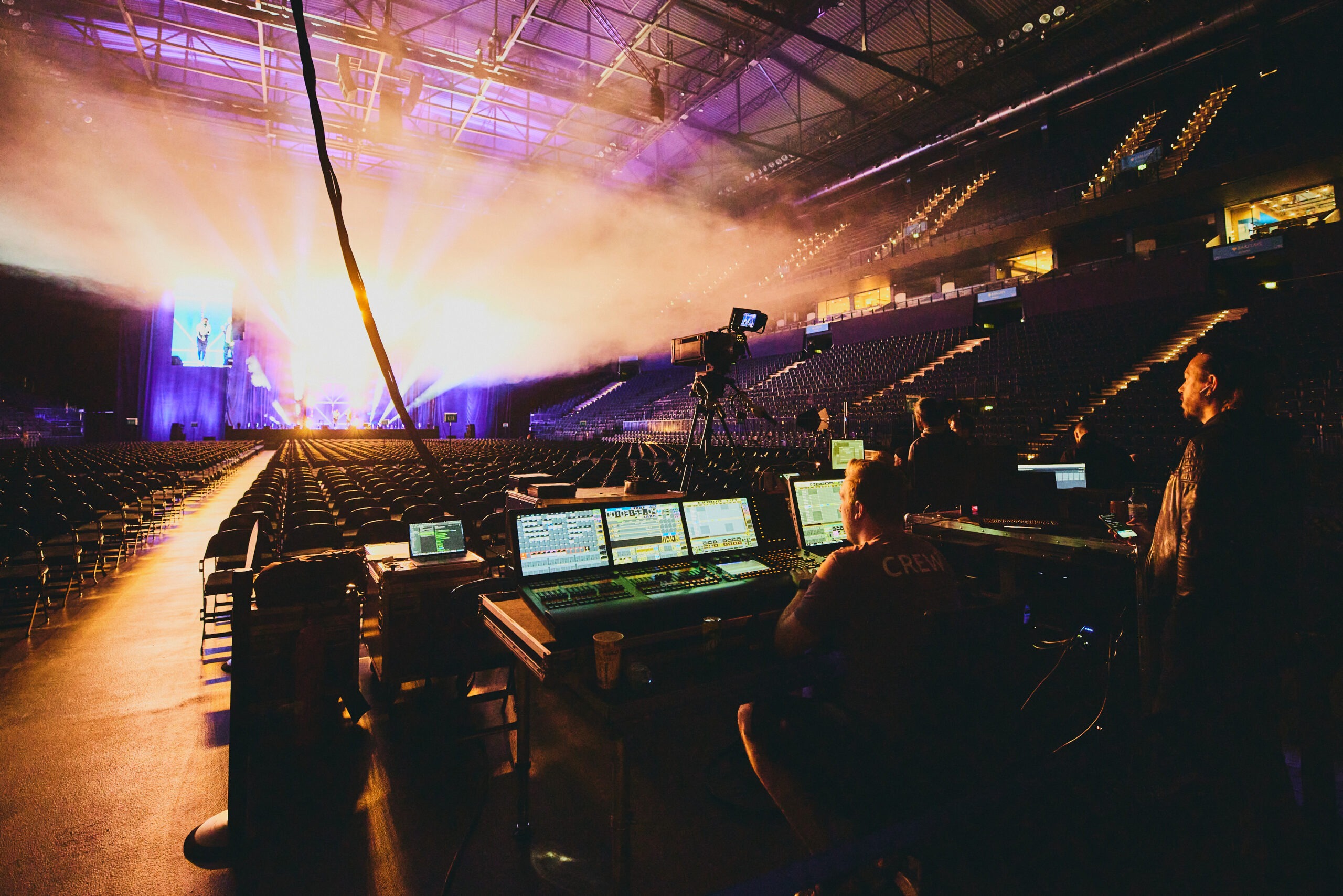 protones team sitzt vor laptops und installiert bühnentechnik für arena felix lobrecht