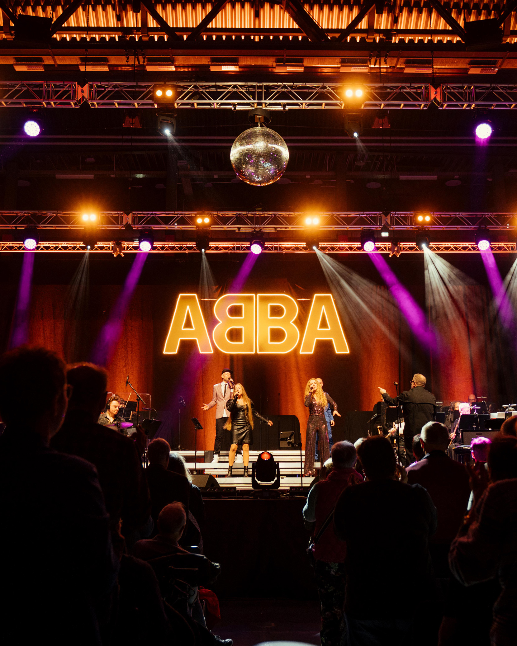 künstler abba show auf der bühne protones ton und lichttechnik