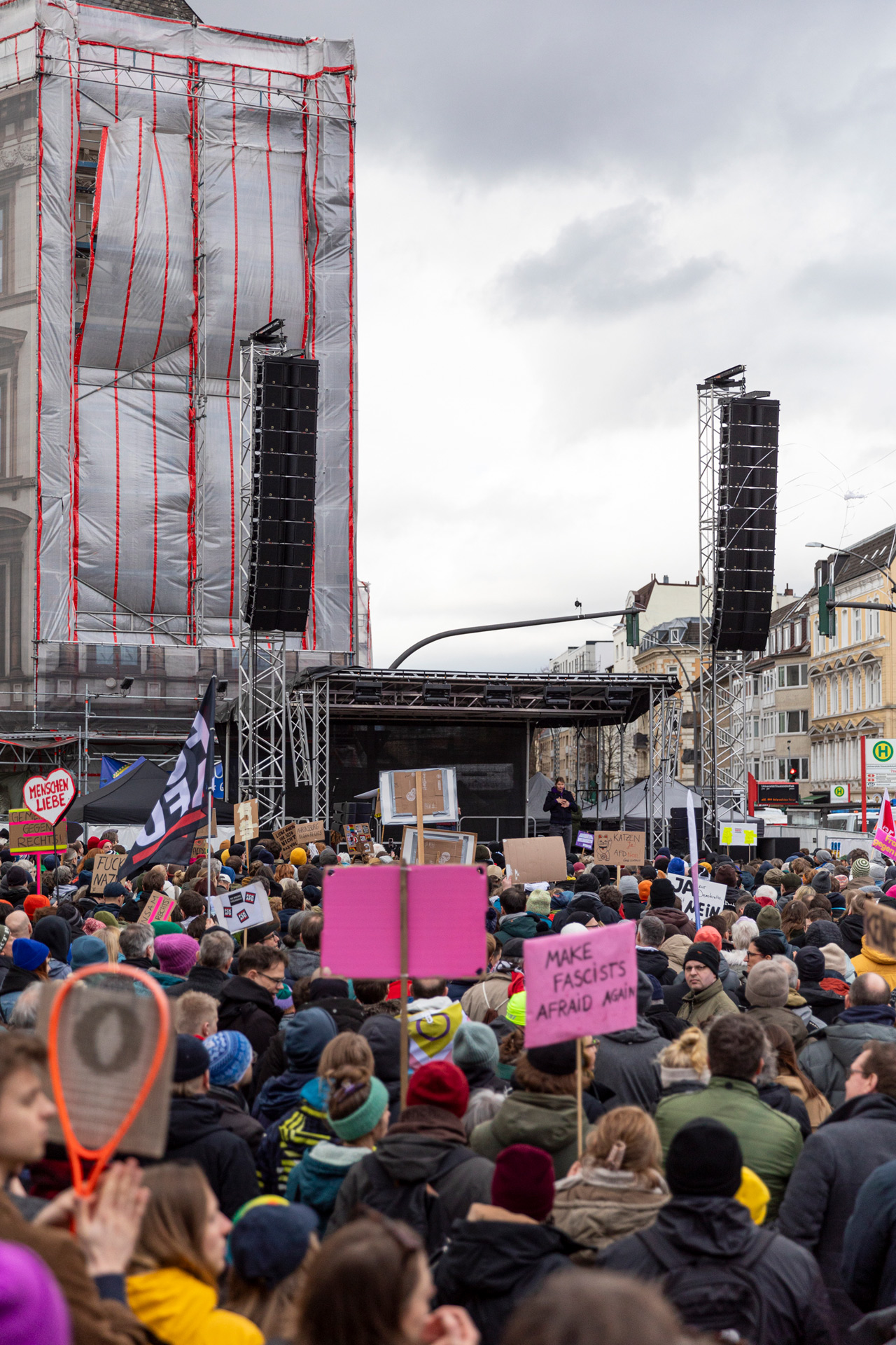 demo gegen rechts besucher und bühnentechnik tontechnik von protones