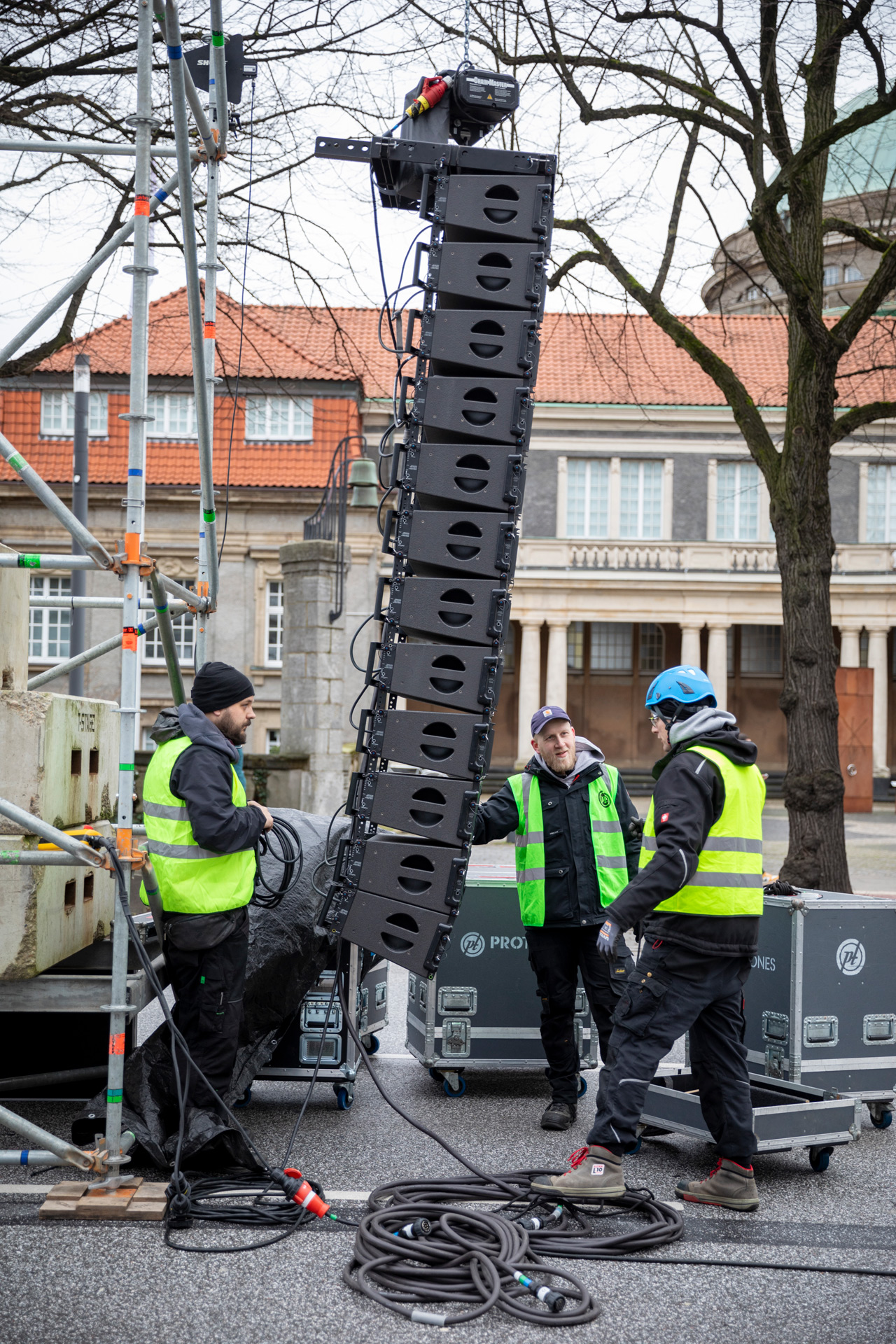 protones tontechniker stellen outdoor lautsprecher bei event auf