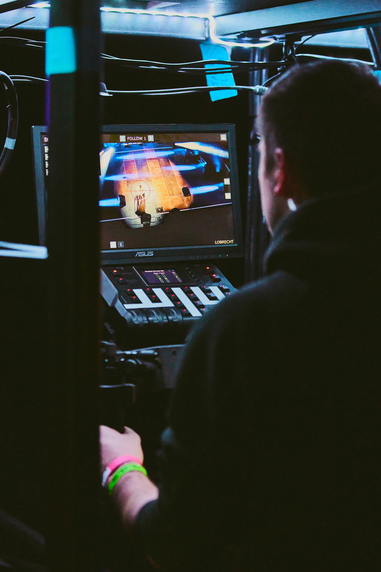 lichttechniker von protones schaut auf bildschirm um eventtechnik zu installieren