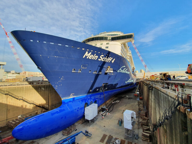 blaues mein schiff in werft technische ausstattung protones veranstaltungstechnik kreuzfahrtschiff