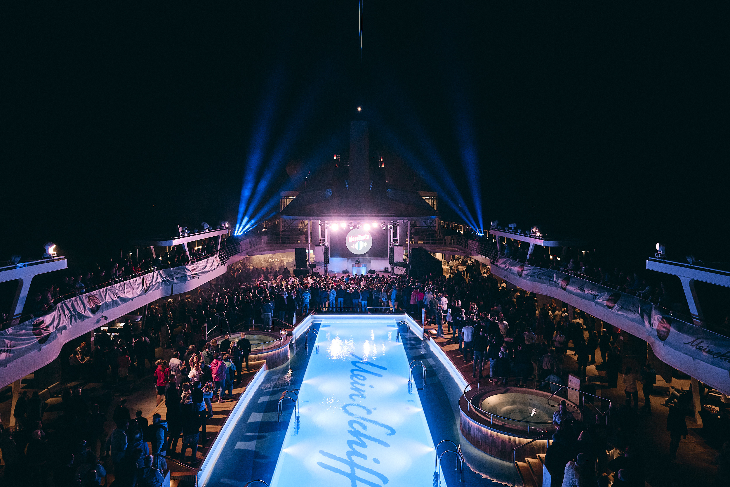 Mein Schiff Meer Beats Bühne Pooldeck Beleuchtung und Lichtdesign Event Cruise Protones