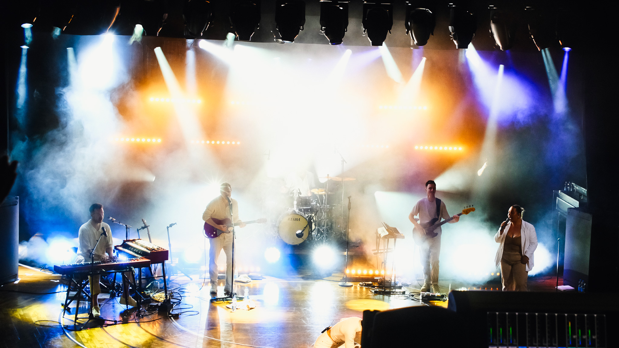 FESTIVAL Cruise Band tritt auf Bühne auf