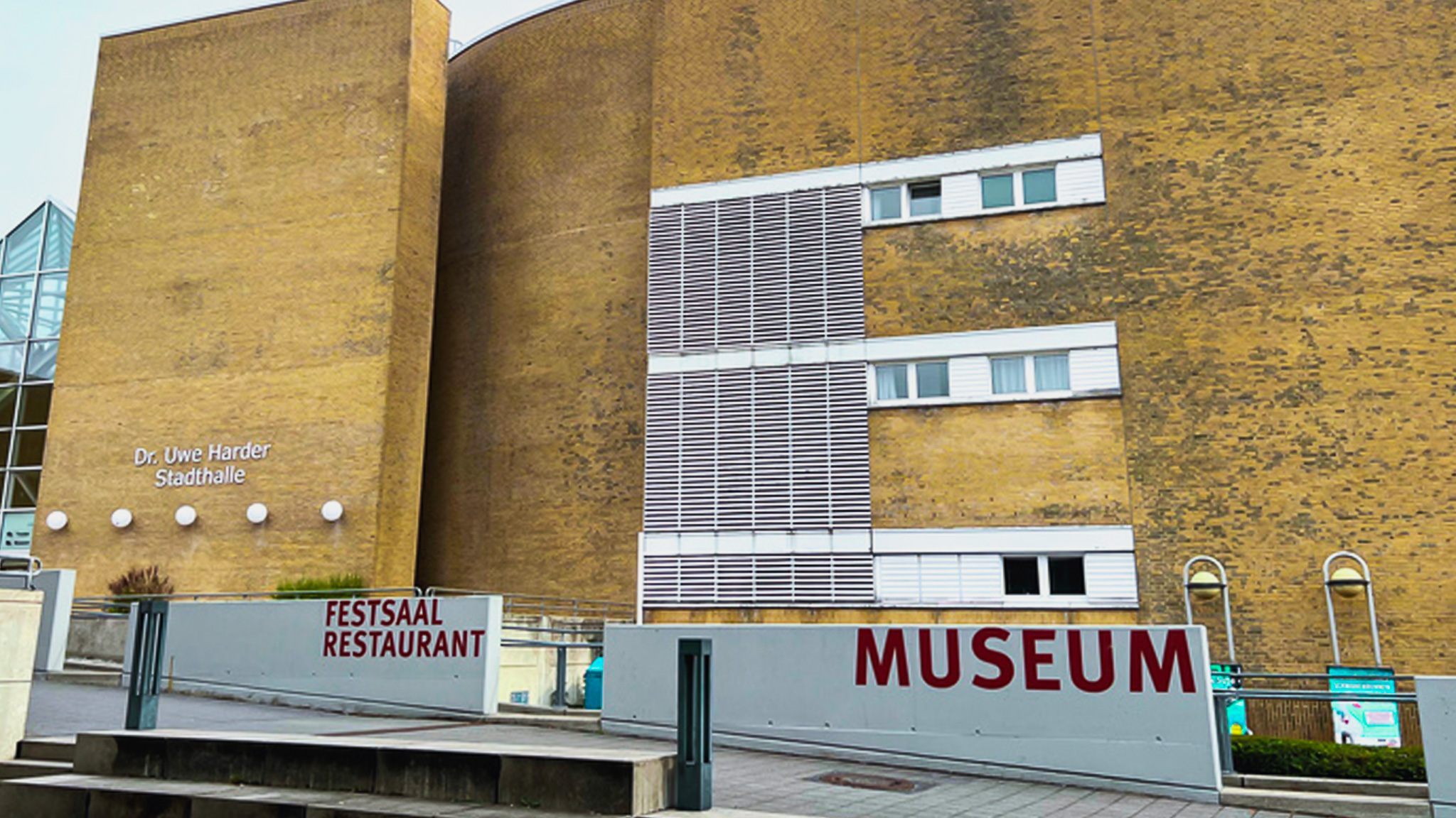 Außenansicht Stadthalle NEumünster